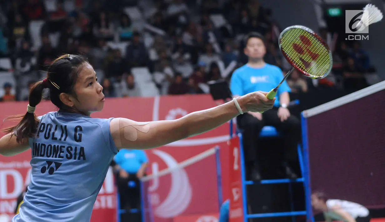 Ganda puteri Indonesia, Greysia Polii/Apriyani Rahayu saat melawan Tania O Kusumah/Vania A Sukoco pada babak pertama Indonesia Masters 2018 di Istora Senayan, Jakarta, Rabu (24/1). Greysia/Apriyani unggul 21-6, 21-18. (Liputan6.com/Helmi Fithriansyah)