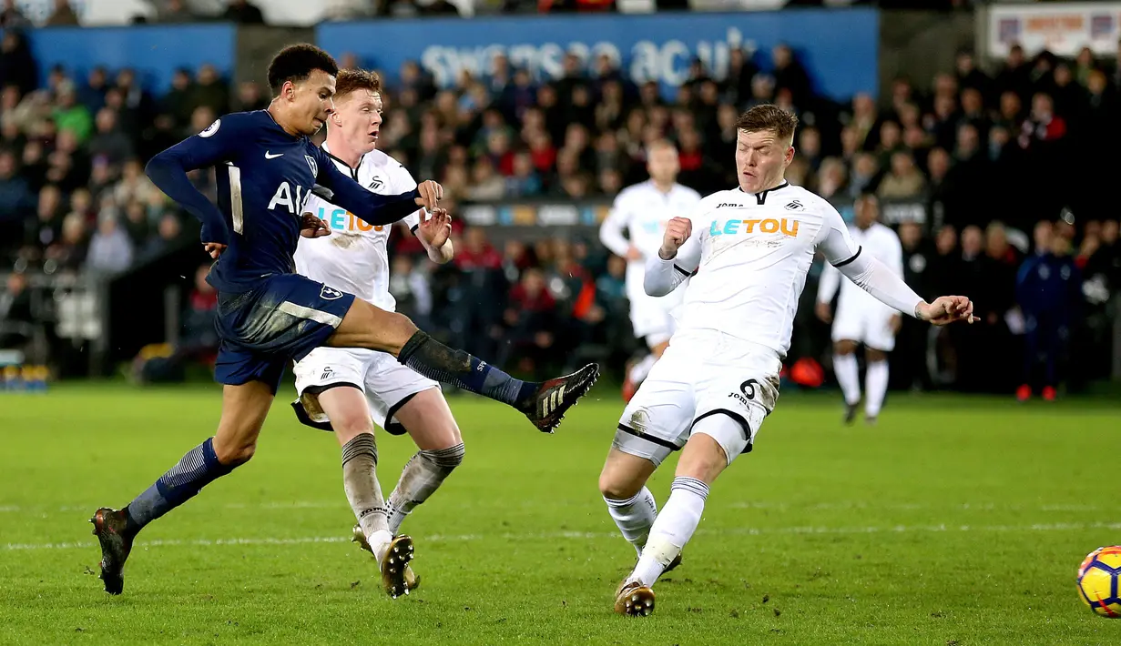 Pemain Tottenham Hotspur, Dele Alli melakukan tendangan ke gawang Swansea City pada laga pekan ke-22 Premier League di Stadion Liberty, Selasa (2/1). Alli menyumbangkan satu gol kemenangan Tottenham Hotspur dengan skor akhir 2-0. (Nigel French/PA via AP)