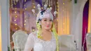 Titi Kamal tampil bergaya ala pengantin sunda mengenakan kebaya berwarna putih. [@titi_kamall]