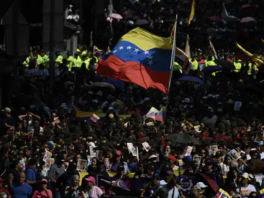 Orang-orang menghadiri unjuk rasa dukungan untuk mantan Presiden Venezuela Nicolas Maduro dan istrinya Cilia Flores di Caracas pada 6 Januari 2026. Pemimpin sementara Venezuela, Delcy Rodriguez, mengumumkan masa berkabung nasional selama tujuh hari pada Selasa (6/1/2026). (Federico PARRA/AFP)