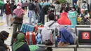 Calon penumpang kereta api jarak jauh menanti waktu keberangkatan di Stasiun Pasar Senen, Jakarta, Sabtu (1/5/2021). Calon penumpang KA Jarak Jauh memilih berangkat lebih awal sebelum jatuh tempo batas pelarangan mudik lebaran 2021 pada 6 hingga 17 Mei 2021, (Liputan6.com/Helmi Fithriansyah)