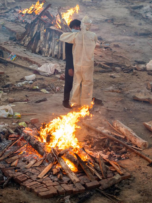 FOTO: India Kremasi Massal Korban COVID-19