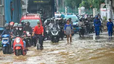 Pengendara menerobos banjir yang meggenang di Jalan Raya Bogor depan Pasar Induk Kramat Jati, Jakarta, Kamis (30/11/2023). Hujan deras serta meluapnya air Kali Baru Timur tersebut menyebabkan akses Jalan Raya Bogor tergenang air setinggi 60 cm sehingga membuat kemacetan lalu lintas. (merdeka.com/Arie Basuki)