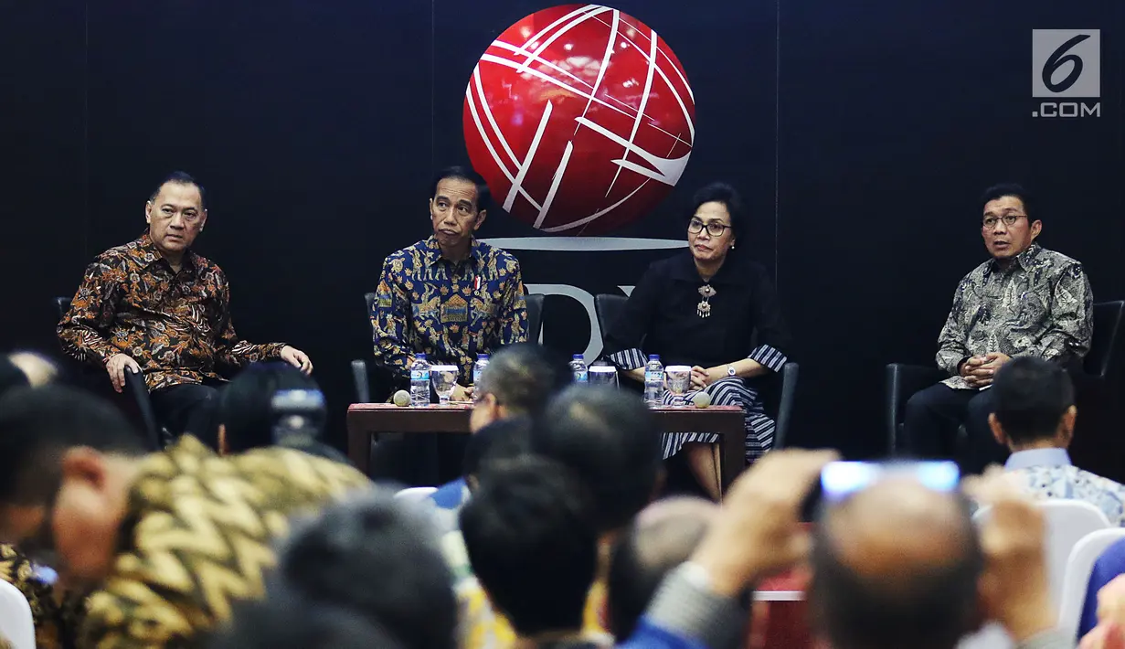 Presiden Joko Widodo (kedua kiri), Menteri Keuangan Sri Mulyani (ketiga kiri) Gubernur BI, Agus Martowardojo (kiri) dan Ketua OJK Muliaman Hadad saat berdialog dengan para pelaku pasar modal di BEI, Jakarta, Selasa (4/7). (Liputan6.com/Angga Yuniar)