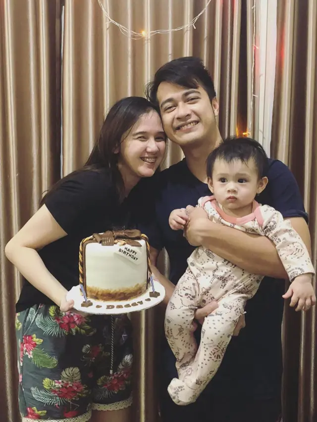 Jarang Tersorot, Ini 6 Potret Kebersamaan Eza Gionino dan Keluarga Kecilnya