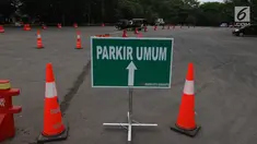 Rambu penunjuk yang terpasang di halaman komplek Stadion Manahan, Solo, Selasa (7/11). Lokasi tersebut telah disiapkan panitia sebagai salah satu kantong parkir kendaraan tamu acara pernikahan Kahiyang Ayu dan Bobby Nasution. (Liputan6.com/Angga Yuniar)