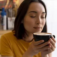 Ilustrasi wanita minum kopi (copyright Freepik)