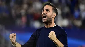 Pelatih Como, Cesc Fabregas, merayakan kemenangan timnya seusai pertandingan matchday 1 fase liga Liga Champions 2026/2027 melawan RB Leipzig di Stadion Giuseppe Sinigaglia, Como, Kamis (10/9/2026). (AFP/Piero Cruciatti)