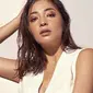 Nikita Willy merupakan salah satu selebriti yang sering mengunggah gaya penampilannya di Instagram pribadi. Ketika pemotretan, istri Indra Priawan itu tampak anggun dengan busana putih. Makeup bold yang mengiasi wajahnya pun membuat Nikita makin menawan.(Liputan6.com/IG/@nikitawillyofficial94)