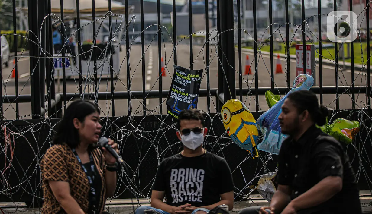 Sejumlah aktivis dari gabungan elemen masyarakat berunjuk rasa di depan Kompleks Parlemen, Senayan, Jakarta, Selasa(6/12/2022). Mereka menolak pengesahan Rancangan Kitab Undang-Undang Hukum Pidana (RKUHP). (Liputan6.com/Faizal Fanani)