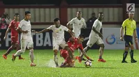 Pemain depan Persija, Bambang Pamungkas (keempat kiri) berebut bola dengan Irfan Jaya (Persebaya) pada lanjutan Go-Jek Liga 1 Indonesia 2018 bersama Bukalapak di Lapangan PTIK Jakarta, Selasa (26/6). Laga berakhir imbang. (Liputan6.com/Helmi Fithriansyah)