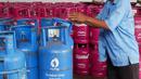 Petugas menata tabung gas LPG non-subsidi di sebuah agen gas di kawasan Jakarta, Kamis (30/12/2021). Pertamina memastikan stok LPG nasional, baik LPG PSO maupun Non PSO, dalam kondisi aman menjelang pergantian Tahun Baru 2022. (Liputan6.com/Angga Yuniar)