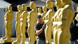 Perajin Rick Roberts memberikan sentuhan akhir pada patung Oscar 2017, di Hollywood, Los Angeles, 22 Februari 2017. Penganugerahan Academy Awards ke-89 akan diselenggarakan pada 26 Februari 2017 waktu setempat. (Photo by Chris Pizzello/Invision/AP)