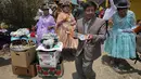 Orang-orang memainkan alat musik dan menari di sekitar tengkorak manusia yang dihias untuk festival tahunan "Natitas", di La Paz, Bolivia, Rabu, 8 November 2023. (AP Photo/Juan Karita)