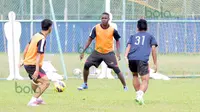 Pemain T-Team, Abdoulaye Maiga (tengah) saat berlatih di Lapangan Gong Badak, Kuala Terengganu, Malaysia, Selasa (26/01/2016). (Bola.com/Nicklas Hanoatubun)