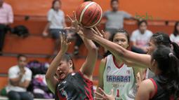 Pemain MP Samator Jakarta, Shaquilla Hidayat (kiri) gagal mencetak poin saat melawan Sahabat Semarang pada laga Srikandi Cup 2018 di GOR Lokasari, Jakarta, Rabu (21/3/2018). Sahabat menang 51-46. (Bola.com/Nick Hanoatubun)