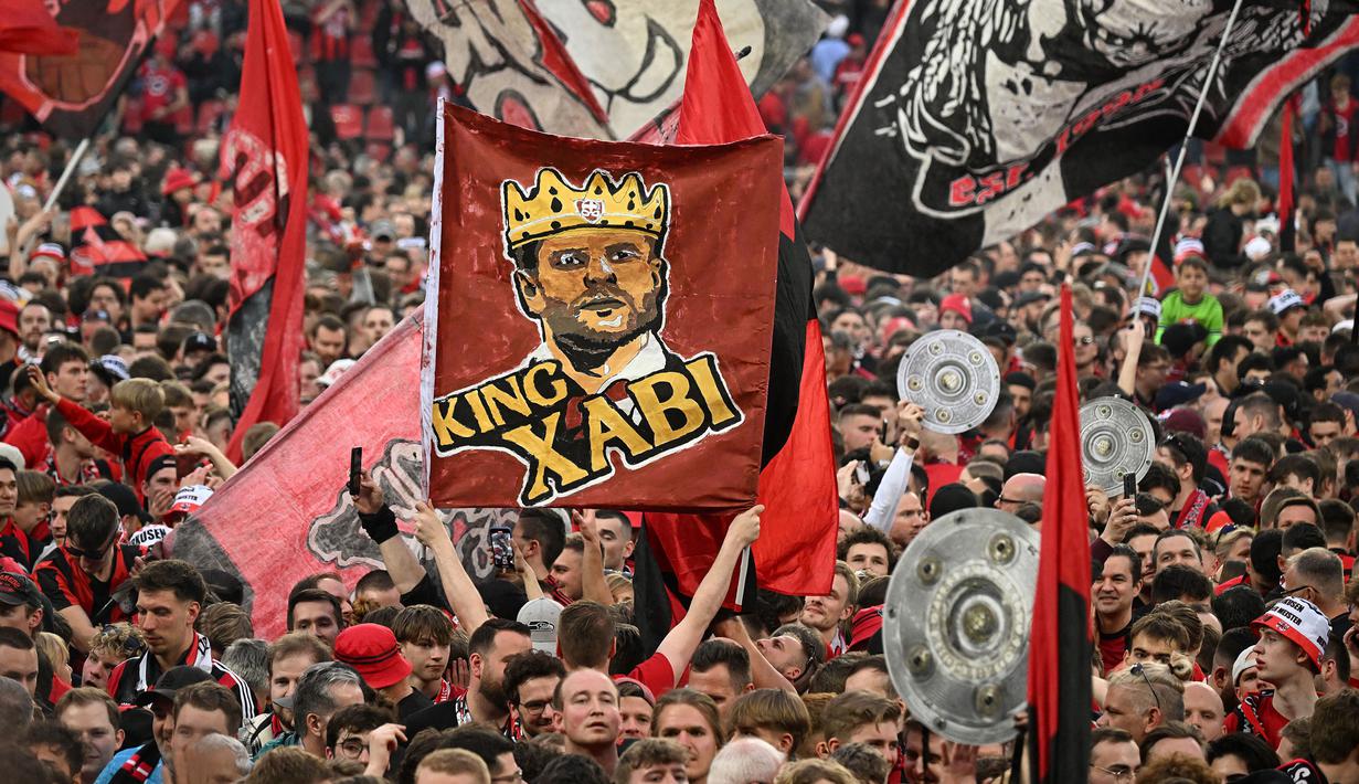 <p>Kini, salah satu orang yang paling dielu-elukan oleh publik Leverkusen adalah Xabi Alonso. Memalui magisnya, ia sukses membawa Bayer Leverkusen merebut gelar juara Bundesliga pertama mereka dalam sejarah. (AFP/Ina Fassbender)</p>