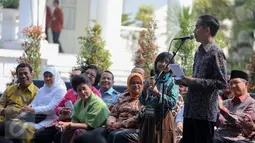 Presiden Jokowi berbincang dengan salah satu anggota Paduan Suara dan Orkestra Gita Bahana Nusantara di Istana Bogor, Selasa (18/8/2015). Silaturahmi ini berkaitan peringatan kemerdekaan HUT RI ke-70 di Istana Merdeka Jakarta. (Liputan6.com/Faizal Fanani)
