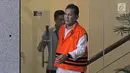 Bupati Hulu Sungai Tengah (HST) Abdul Latif usai menjalani pemeriksaan di Gedung KPK, Jakarta, Selasa (30/1). Abdul diperiksa sebagai saksi dugaan korupsi pembangunan ruang perawatan RSUD Damanhuri Barabai, Kabupaten HST. (Liputan6.com/Herman Zakharia)