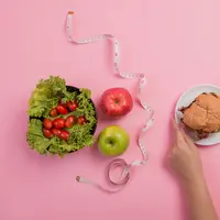 Pilihan makanan antara healthy food dan junk food (Foto Dok: Freepik/jcomp).