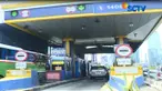 Seperti yang terlihat di Pintu Tol Semanggi Dua, Jalan Gatot Subroto, Jakarta Pusat. Selain melayani pembeli kartu uang elektronik.
