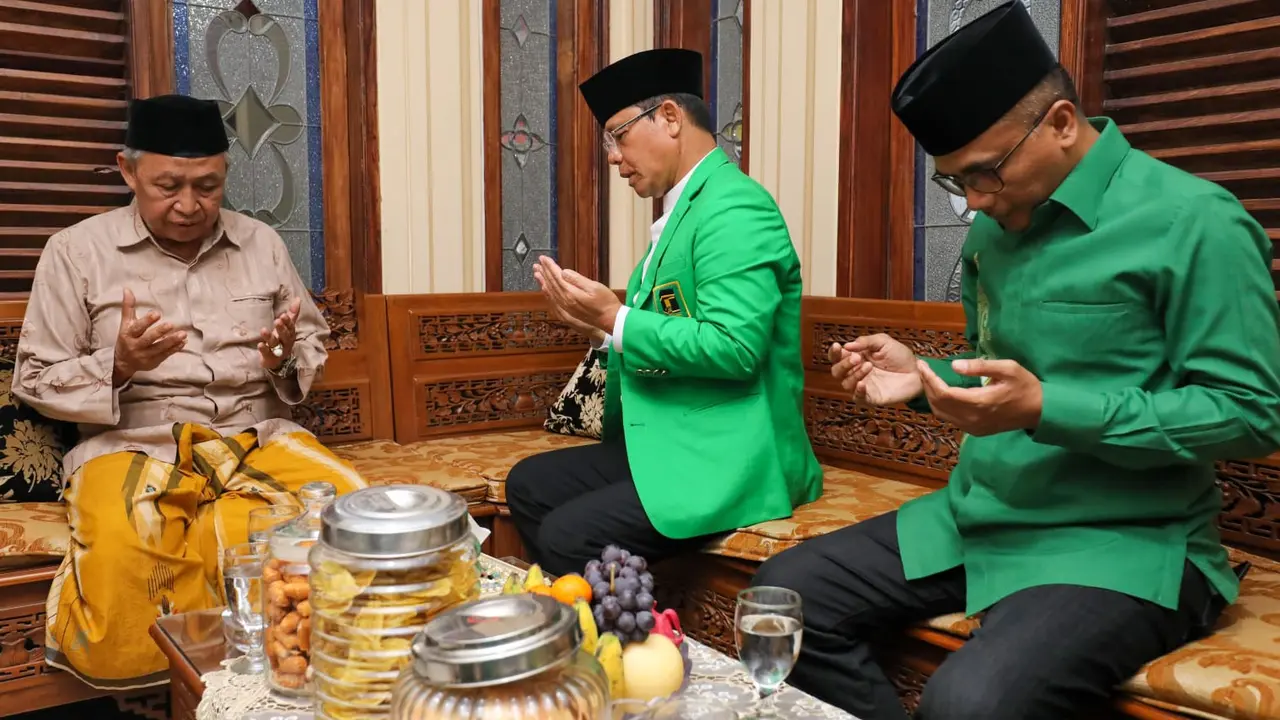 Plt Ketua Umum PPP Muhamad Mardiono bertemu Pimpinan Pondok Pesantren (Ponpes) Sukahideng KH Ii Abdul Basith di Tasikmalaya, Jawa Barat. (istimewa)