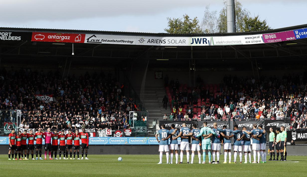 Operator Liga Belanda juga melakukan penghormatan terakhir dengan melakukan mengheningkan cipta sebelum pertandingan antara NEC dan Feyenoord, Minggu (2/10/2022). (AFP/Bart Stoutjesdijk)