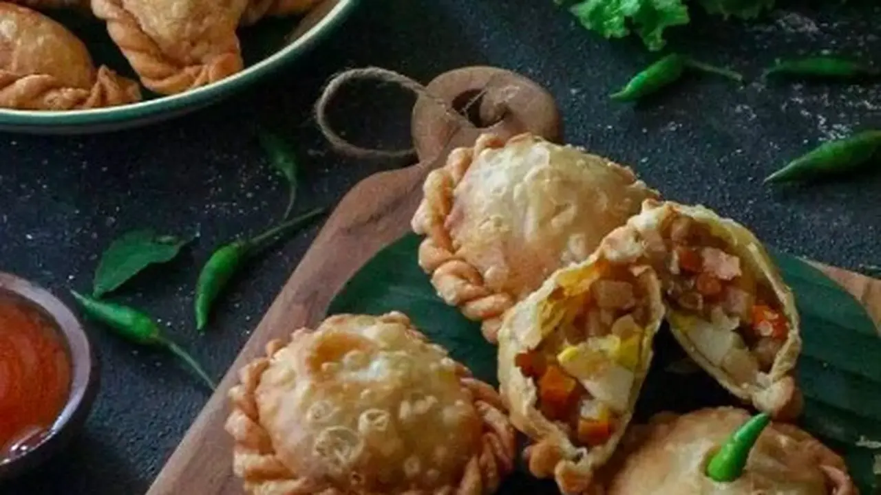 Pastel renyah isi wortel dan telur lengkap cabe