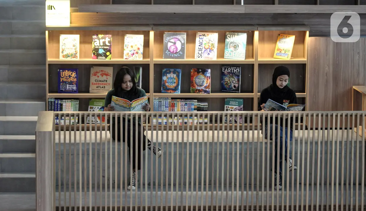 Pengunjung membaca buku di Perpustakaan Umum Daerah Provinsi DKI Jakarta, Taman Ismail Marzuki, Cikini, Jakarta Pusat, Senin (27/6/2022). Perpustakaan Umum Daerah Provinsi DKI Jakarta akan kembali dibuka dengan wajah baru. (merdeka.com/Iqbal S. Nugroho)