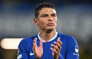 Thiago Silva menilai pemilik Chelsea pantas disalahkan karena melakukan kebijakan yang terburu-buru terkait tranasfer pemain. The Blues gagal total di Liga Champions karena kalah agregat 0-4 dari Real Madrid.