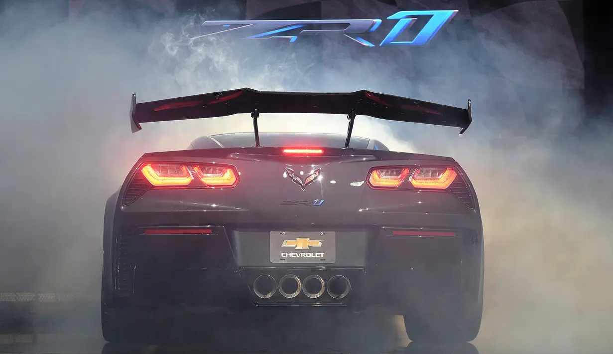 Tampilan belakang dari mobil Chevrolet Corvette ZR1 yang dipamerkan di Los Angeles Auto Show 2017, Los Angeles, California (29/11). Chevrolet memastikan mobil ini memiliki kecepatan tertinggi melebihi 210 mph (337 km/jam). (AFP Photo/Mark Ralston)