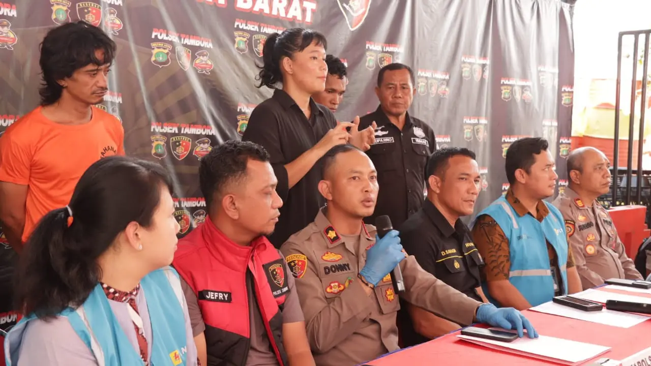 Polsek Tambora mengungkap kasus dugaan pencurian kabel Perusahaan Listrik Negara (PLN) dan berhasil mengamankan dua orang tersangka.