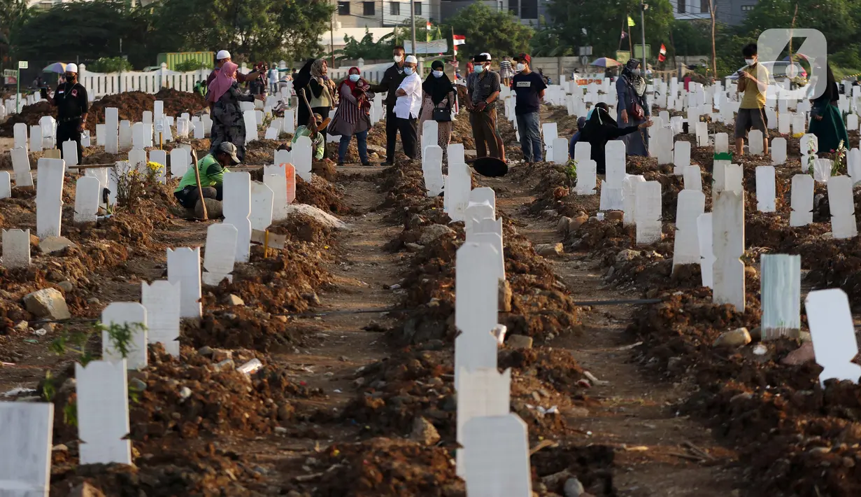 Warga saat melakukan ziarah di TPU Khusus COVID-19 Rorotan, Jakarta, Rabu (11/8/2021). Pemerintah menghapus data angka kematian dari indikator penanganan COVID-19. Pemerintah beralasan terjadi permasalahan dalam input data angka kematian COVID-19, (Liputan6.com/Helmi Fithriansyah)