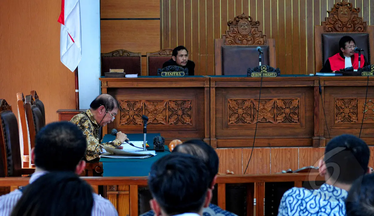 Hadi Poernomo saat mengikuti sidang perdana praperadilan di PN Jakarta Selatan, Senin (18/5/2015). Hadi Poernomo membacakan permohonannya dan menggugat status tersangka terkait kasus pajak Bank BCA. (Liputan6.com/Yoppy Renato)