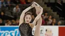 So Youn Park split dengan mengangkat satu kaki pada perlombaan figure skating, Skate America 2016 di Sears Center Arena, Chicago, AS (21/10). Olahraga ice skating ini mirip seperti tarian balet. (Reuters/ Kamil Krzaczynski)