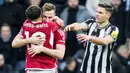 Pemain Nottingham Forest, Chris Wood, merayakan gol bersama Morgan Gibbs-White saat melawan Newcastle United dalam lanjutan Liga Inggris di St James Park, Selasa (26/12/2023). The Magpies takluk dengan skor 1-3. (AFP/Andu Buchanan)
