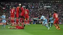 Pemain Manchester City Raheem Sterling melakukan tendangan bebas saat melawan Liverpool pada pertandingan sepak bola semifinal Piala FA di Stadion Wembley, London, Inggris, 16 April 2022. Liverpool menang 3-2. (Glyn KIRK/AFP)
