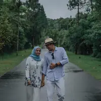 "Disaat saya iklhas,saya di pertemukan dengan dia. Dari masa kenal sampai hari ini,kami hanya melewati 5 bulan. Dan kurang dari 1 bulan untuk persiapan pernikahan kami..Ini adalah jalan Allah. Terimakasih Allah perjalanan yang indah ini.. ." tulis Bella 