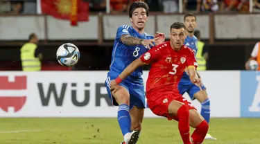 Gelandang Italia Sandro Tonali berebut bola dengan penyerang Makedonia Utara Stefan Askovski pada Grup C Kualifikasi Piala Eropa 2024 di Stadion Nasional Todor Proeski, Skopje, Minggu (10/9/2023) dini hari WIB. (AP Photo/Boris Grdanoski)