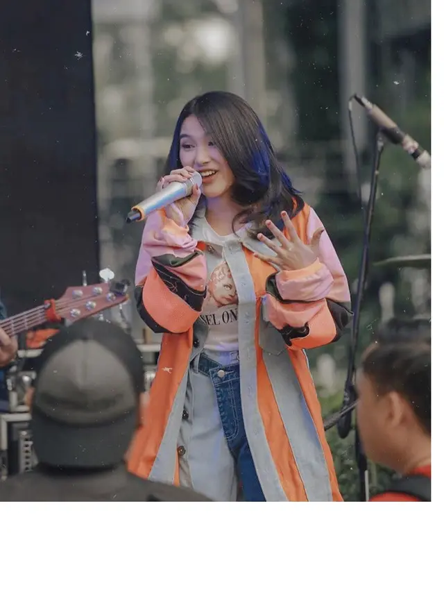 7 Gaya Santai Shakira Jasmine, Pemain Guru-Guru Gokil yang Memesona