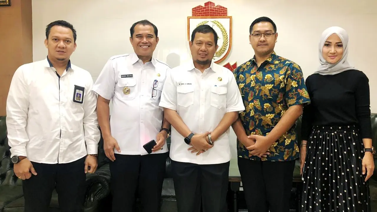 Foto bersama Pj Walikota Makassar Iqbal Suhaeb dan segenap jajaran Diskominfo ketika melakukan audiensi persiapan implementasi aplikasi Qlue di makassar.