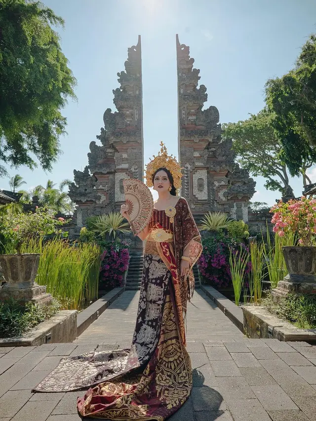 6 Potret Shandy Aulia dan Keluarga Pakai Songket Bali, Makin Memesona