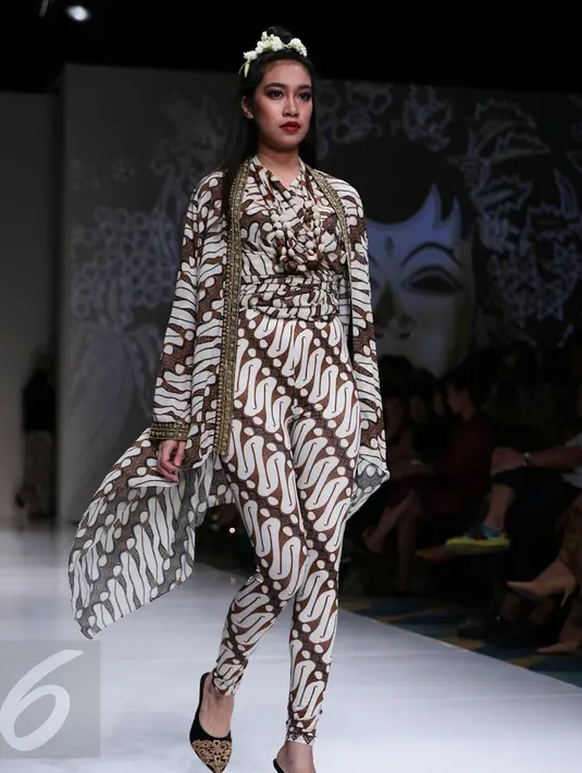 Model membawakan gaun rancangan Ghea Panggabean saat Ikatan Perancang Mode Indonesia (IPMI) Trend Show 2017, Jakarta, Selasa (8/11). Ghea memadukan Budaya Sumatra dan Jawa dalam rancangannya kali ini. (Liputan6.com/Gempur M Surya)