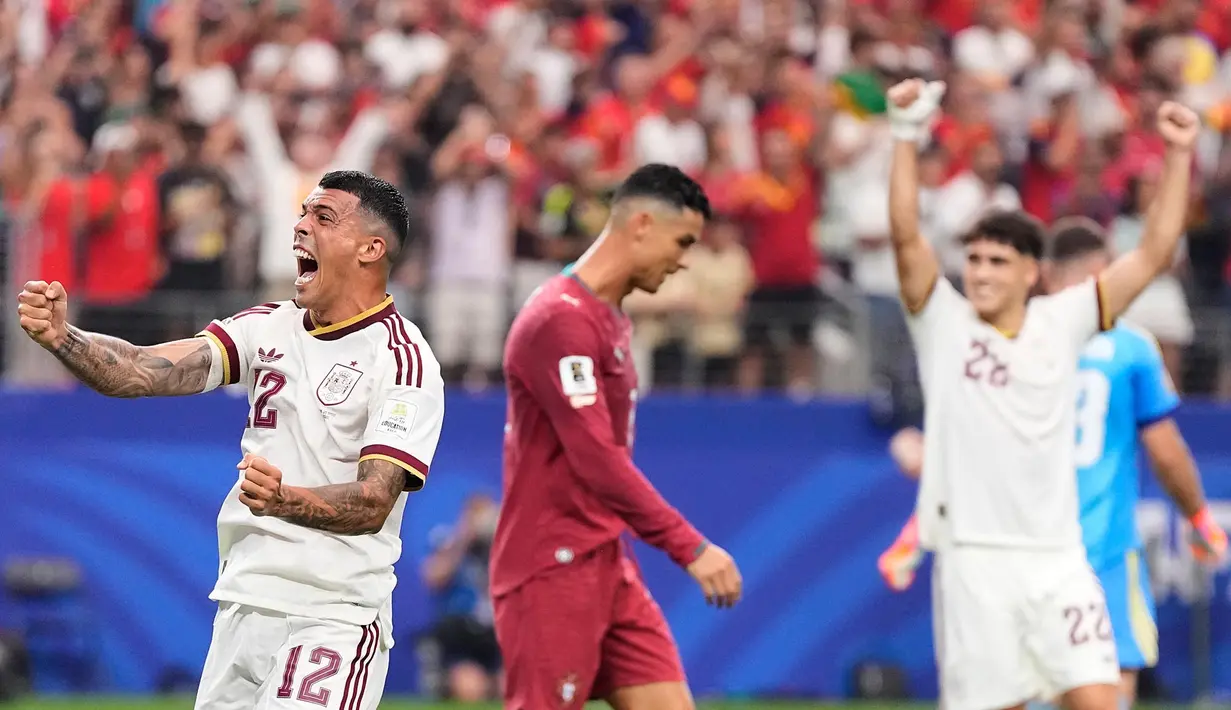 Pemain Spanyol Pedro Porro dan Pau Cubarsi  bereaksi gembira sementara pemain Portugal Cristiano Ronaldo tertunduk lesu  setelah Spanyol mengalahkan Portugal dalam pertandingan sepak bola babak 16 besar Piala Dunia di Arlington, Texas, dekat Dallas, Senin, 6 Juli 2026. (AP Photo/Ashley Landis)