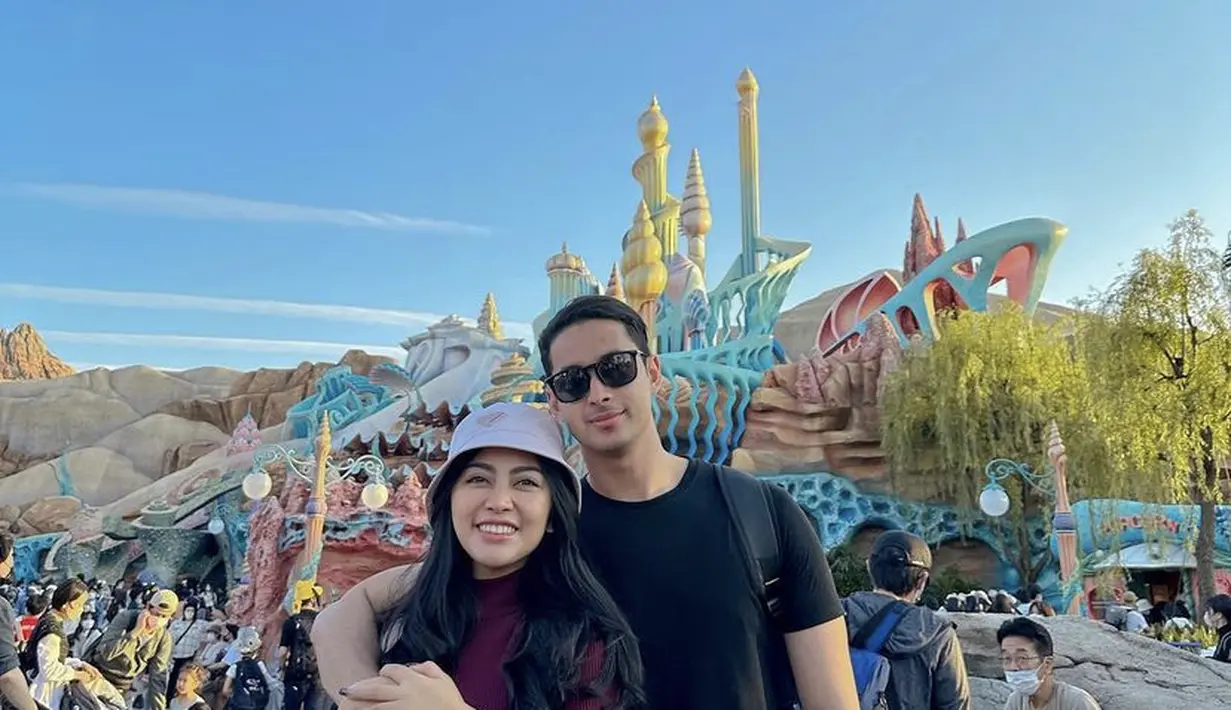 Bersama sang kekasih, Rachel tampil mengenakan high neck t shirt lengan pendek warna maroon. Dipadukan bucket hat Prada. (@rachelvennya)