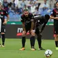 Bek AC Milan Leonardo Bonucci bersama rekannya terlihat lesu usai timnya kalah dari Lazio pada lanjutan Liga Serie A Italia di stadion Olimpiade Roma, (10/9). Lazio menang atas AC Milan 4-1. (AP Photo/Alessandra Tarantino)