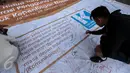 Peserta menandatangani spanduk “Deklarasi Hidup Tanpa Hoax dan Fitnah di kawasan Bundaran HI, Jakarta, Minggu (29/1). Aksi itu untuk meningkatkan kewaspadaan terhadap berita hoax dan fitnah terutama menjelang Pilkada Serentak. (Liputan6.com/Faizal Fanani)