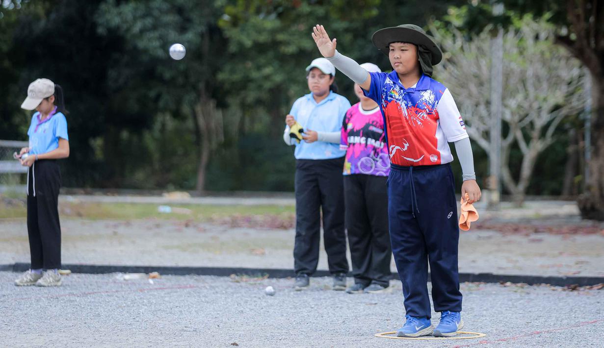 Pada SEA Games 2025 di Thailand, petanque menjadi salah satu cabang olahraga yang dipertandingkan. Tampak dalam foto, atlet muda Thailand saat memainkan olahraga Petanque di Lapangan Latih Dua Kompleks 700th Anniversary of Chiang Mai Stadium, Kamis (11/12/2025). (Bola.com/Bagaskara Lazuardi)