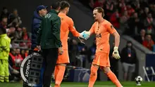 Kiper Tottenham Hotspur asal Republik Ceko #31, Antonin Kinsky (kanan), berjabat tangan dengan kiper Tottenham Hotspur asal Italia #01, Guglielmo Vicario, saat ia diganti selama pertandingan  leg pertama babak 16 besar Liga Champions UEFA antara Club Atletico Madrid dan Tottenham Hotspur di Stadion Metropolitano di Madrid pada 11 Maret 2026. (Javier SORIANO/AFP)