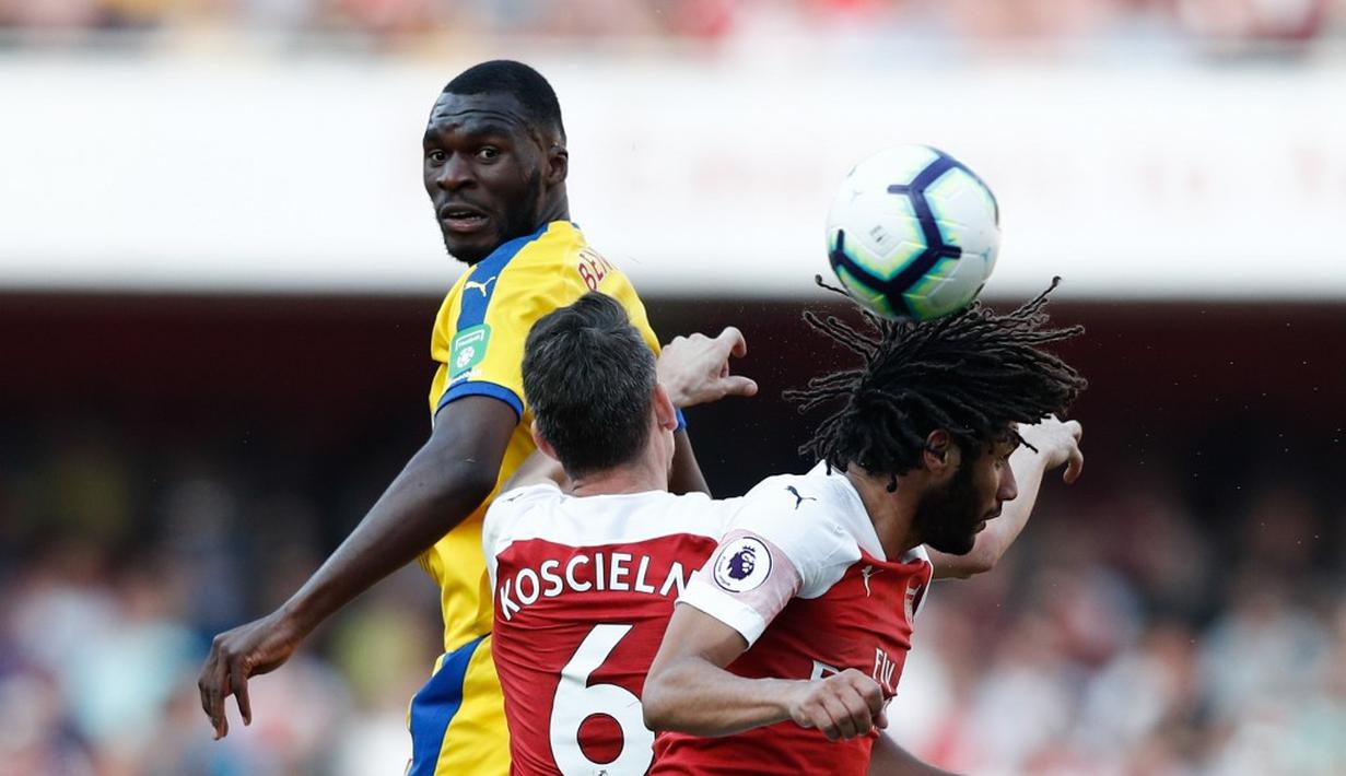Duel udara terjadi antara Christian Benteke dan Koscielny pada laga lanjutan Premier League yang berlangsung di Stadion Emirates, Minggu (21/4). Arsenal kalah 2-3 kontra Crystal Palace. (AFP/Adrian Dennis)